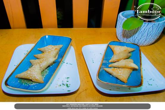 Chamuças de frango (2 UNID) + Rissóis de camarão (2 UNID)